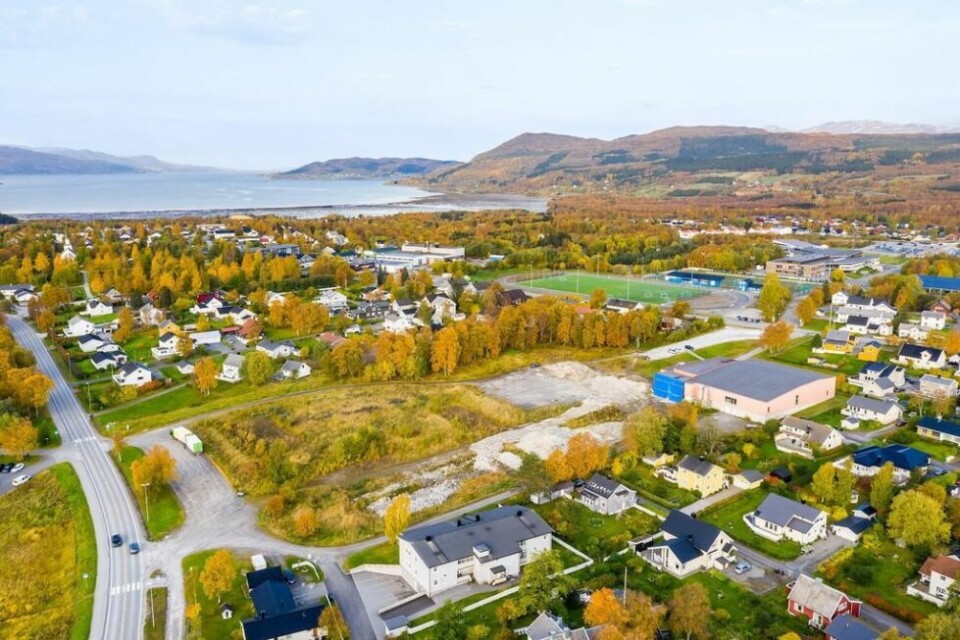 USIKKER FRAMTID. Sentralskoletomta i sentrum av Fauske skulle bygges ut med flere titalls leiligheter og Kiwi-butikk. Nå er det usikkert hva som skjer, ettersom eieren Miris AS er slått konkurs. USIKKER FRAMTID. Sentralskoletomta i sentrum av Fauske skulle bygges ut med flere titalls leiligheter og Kiwi-butikk. Nå er det usikkert hva som skjer, ettersom eieren Miris AS er slått konkurs. Foto: DNB Eiendom