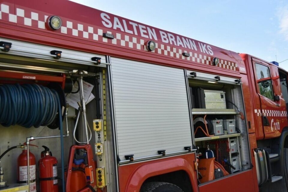 ØVELSE. Med blålys og sirener rykket brannbilen ut gjennom Fauske sentrum i kveld. ØVELSE. Med blålys og sirener rykket brannbilen ut gjennom Fauske sentrum i kveld. Foto: Victoria Finstad