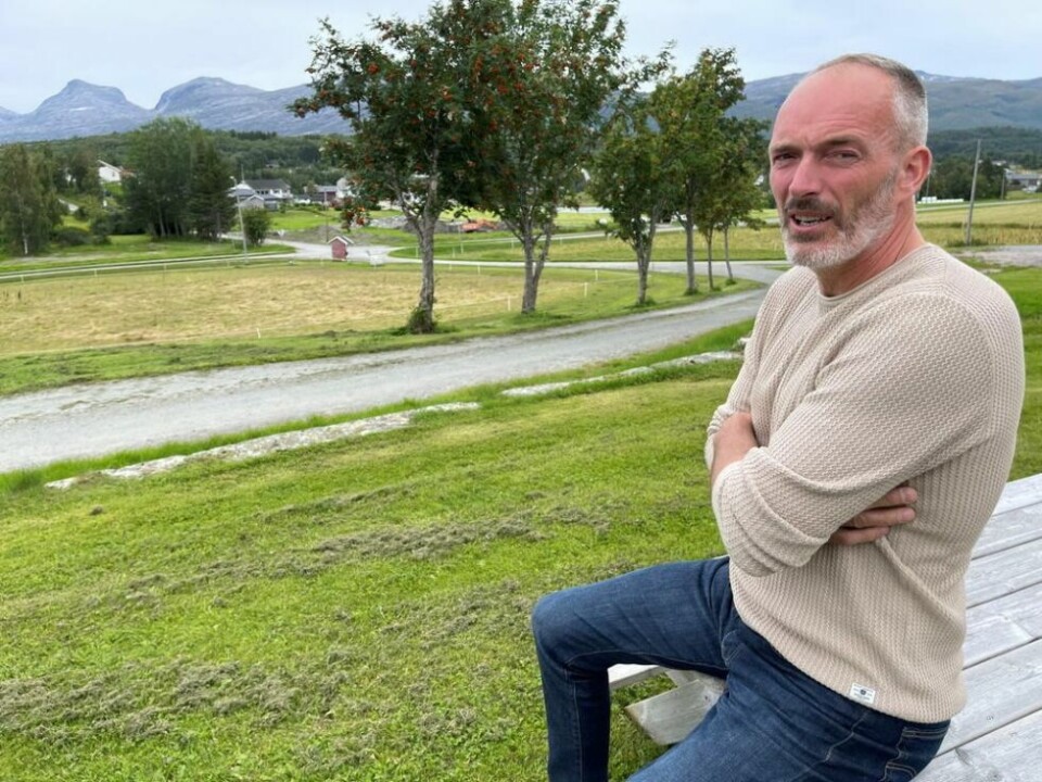 BOLIGPROSJEKT. Odd Tore Solbakk har utsikt til sitt nyeste prosjekt - Solenga på andre siden av Trivselsveien der det er regulert til fire boligtomter. Begge foto: Helge SimonsenGLAD I HJEMBYGDA. Solbakk beskriver Valnesfjord som et sammensveiset miljø der folk hjelper hverandre.HUSFLYTTING. Dette er et av de fire husene Solbakk har fått flyttet i Valnesfjord. BOLIGPROSJEKT. Odd Tore Solbakk har utsikt til sitt nyeste prosjekt - Solenga på andre siden av Trivselsveien der det er regulert til fire boligtomter. Begge foto: Helge Simonsen