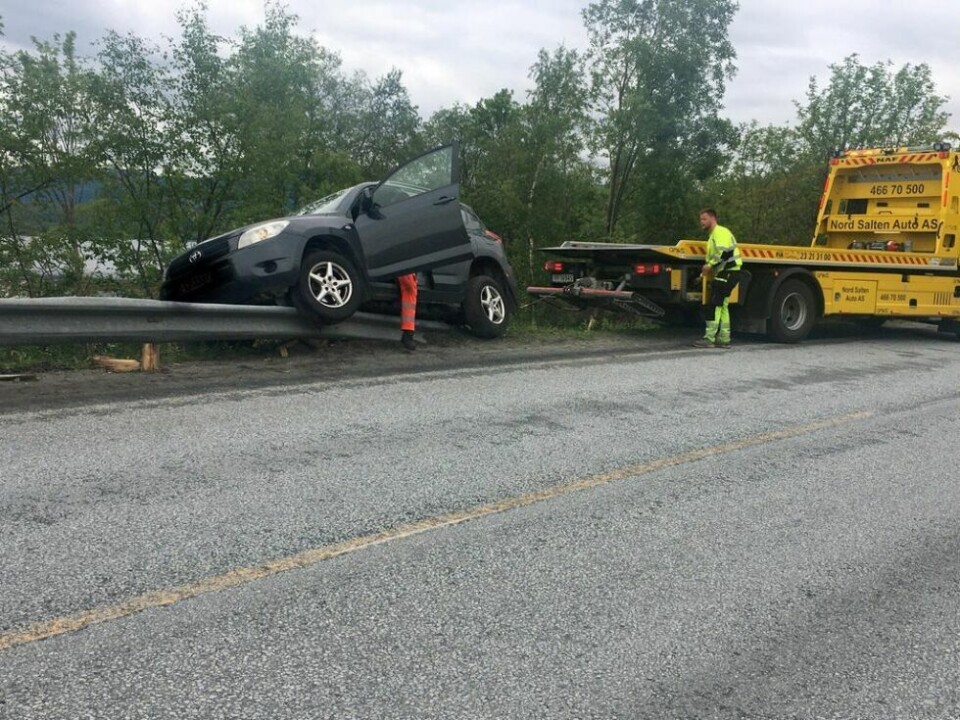 UTFOR VEIEN. Bilen sto trygt plantet på autovernet etter uhellet. UTFOR VEIEN. Bilen sto trygt plantet på autovernet etter uhellet. Foto: Stig Bjørnar Karlsen