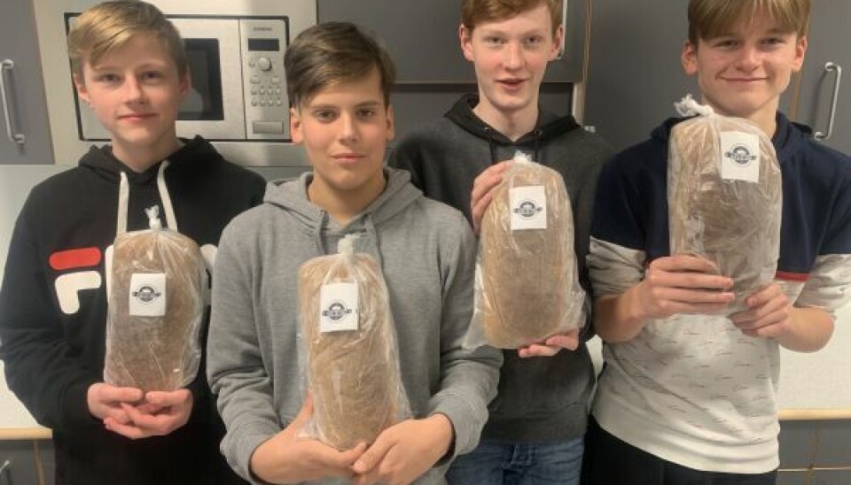 BAKEGLAD: Mads er ikke ukjent med mat-håndtering. I 2019 drev han elevbedriften Sulis-brød, sammen med tvillingbroren Emil, samt Jesper Odin Mathisen og Johannes Ekeberg Skaugvold. BAKEGLAD: Mads er ikke ukjent med mat-håndtering. I 2019 drev han elevbedriften Sulis-brød, sammen med tvillingbroren Emil, samt Jesper Odin Mathisen og Johannes Ekeberg Skaugvold. Foto: Espen Johansen