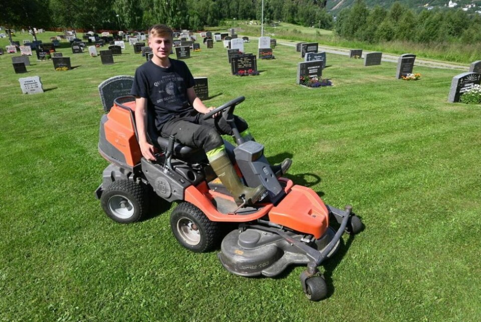 STØDIG STYRING. Patrik Olsen har med årene opparbeidet seg millimeterpresisjon i manøvreringa av gressklipperen. Gressarealene på kirkegården ser da også upåklagelige ut. Hver dag. STØDIG STYRING. Patrik Olsen har med årene opparbeidet seg millimeterpresisjon i manøvreringa av gressklipperen. Gressarealene på kirkegården ser da også upåklagelige ut. Hver dag. Foto: Kenneth Strømsvåg