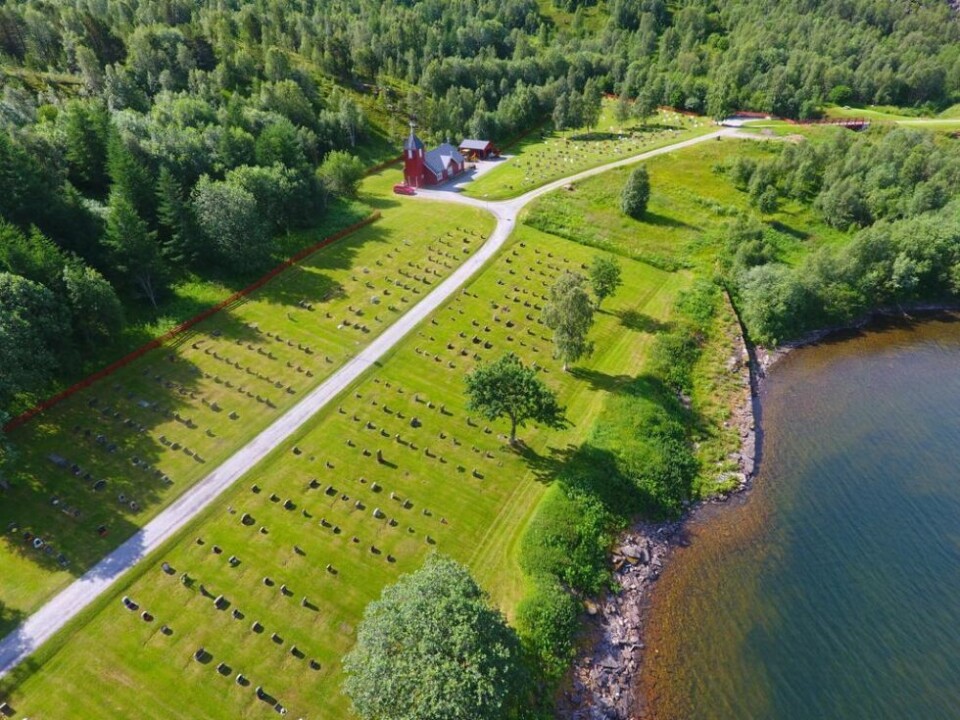 LANDETS FINESTE. Mange er de som mener kirkegården i Sulitjelma er blant de fineste i landet. Dette luftfotoet bidrar neppe til å svekke akkurat den oppfatningen. LANDETS FINESTE. Mange er de som mener kirkegården i Sulitjelma er blant de fineste i landet. Dette luftfotoet bidrar neppe til å svekke akkurat den oppfatningen. Foto: Espen Johansen