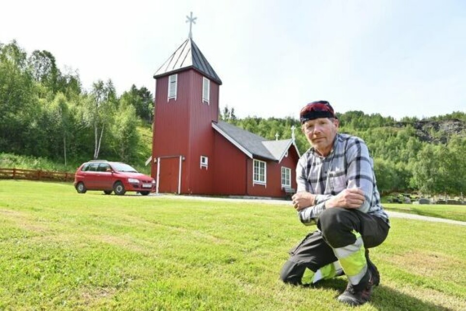 GODKJENT-STEMPEL. Kirkegårdarbeider og kirketjener Ottar Skjellhaug er strålende fornøyd med jobben Patrik gjør. GODKJENT-STEMPEL. Kirkegårdarbeider og kirketjener Ottar Skjellhaug er strålende fornøyd med jobben Patrik gjør. Foto: Kenneth Strømsvåg