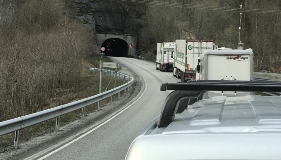 LANG KØ. Det var mange som ble stående å vente på åpen vei utenfor Aspfjordtunnelen torsdag kveld. LANG KØ. Det var mange som ble stående å vente på åpen vei utenfor Aspfjordtunnelen torsdag kveld. Foto: Sten Strand