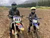 TRENING. Forrige helg var Oskar Olsen fra Saltdal og Dennis Berg Stene fra Fauske på Motocross-trening i Herringen. De to skal trene mye motocross i sommer og utnytte perioden Dråvika er stengt til å kjøre på andre baner. Foto: Foto: Ben Oskar Olsen