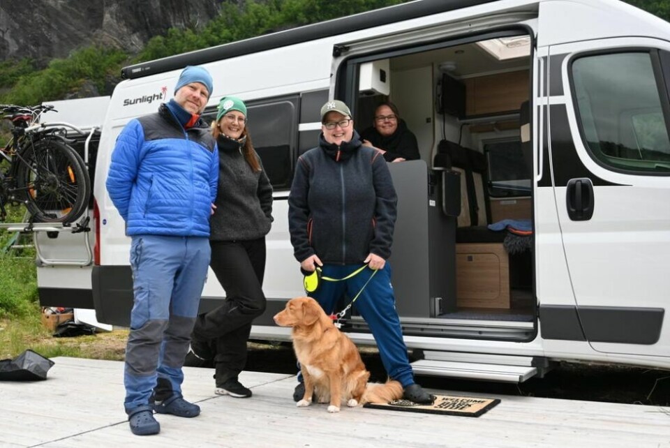 CAMPINGLYKKE. Fra venstre Knut Alne (39), samboeren Linda Alne (38), hunden Prinsesse Leia (4), Hilde Falch (47) og samboeren hennes Reidun Kristiansen (47) overnattet på Øyra camping før ferden gikk videre. CAMPINGLYKKE. Fra venstre Knut Alne (39), samboeren Linda Alne (38), hunden Prinsesse Leia (4), Hilde Falch (47) og samboeren hennes Reidun Kristiansen (47) overnattet på Øyra camping før ferden gikk videre. Foto: Lise Berntzen