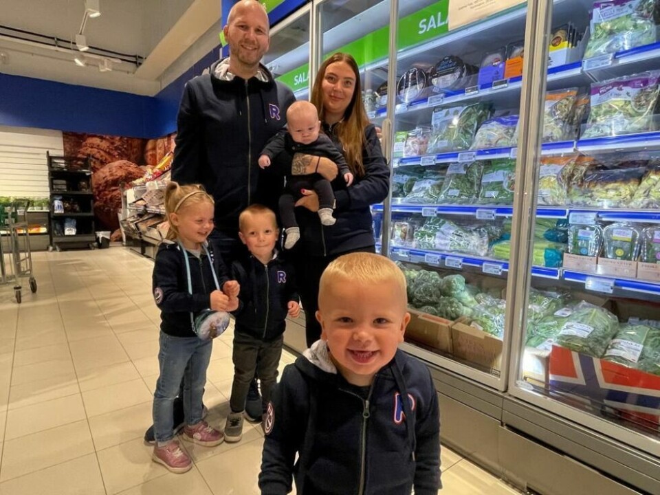 EN EKTE FAMILIEBEDRIFT. Både pappa John Skoglund og mamma Dina Ferstad skal styre skuta på Rema 1000 Krokdalsmyra etter 1. august. Med ungene Aléna på fire år, Arian på tre, Casper på to og nyankommede Milan på 2 måneder er det en hektisk hverdag som venter. EN EKTE FAMILIEBEDRIFT. Både pappa John Skoglund og mamma Dina Ferstad skal styre skuta på Rema 1000 Krokdalsmyra etter 1. august. Med ungene Aléna på fire år, Arian på tre, Casper på to og nyankommede Milan på 2 måneder er det en hektisk hverdag som venter. Foto: Helge Simonsen