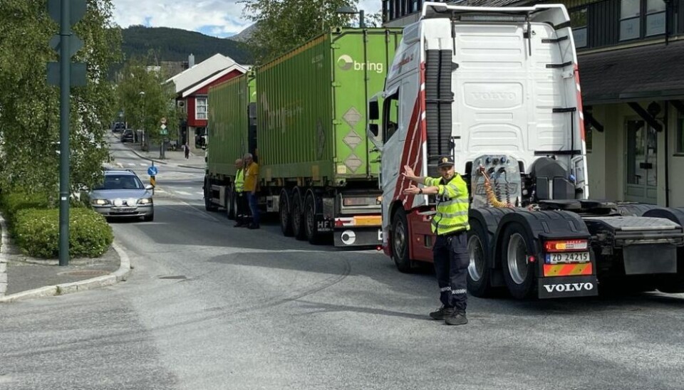 DIRIGERING. Politiet dirigerte trafikken forbi stedet der kollisjonen skjedde. DIRIGERING. Politiet dirigerte trafikken forbi stedet der kollisjonen skjedde. Foto: Kenneth Strømsvåg