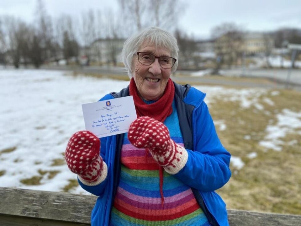 HÅNDSKREVET TAKK. Hergunn Vik ønsket å takke Bent Høie og de som står på for fullt med å håndtere koronapandemien. Hun strikket dem votter maken de hun har på seg på bildet, og fikk takkebrev håndskrevet av Høie. HÅNDSKREVET TAKK. Hergunn Vik ønsket å takke Bent Høie og de som står på for fullt med å håndtere koronapandemien. Hun strikket dem votter maken de hun har på seg på bildet, og fikk takkebrev håndskrevet av Høie. Foto: Maria Edvardsen
