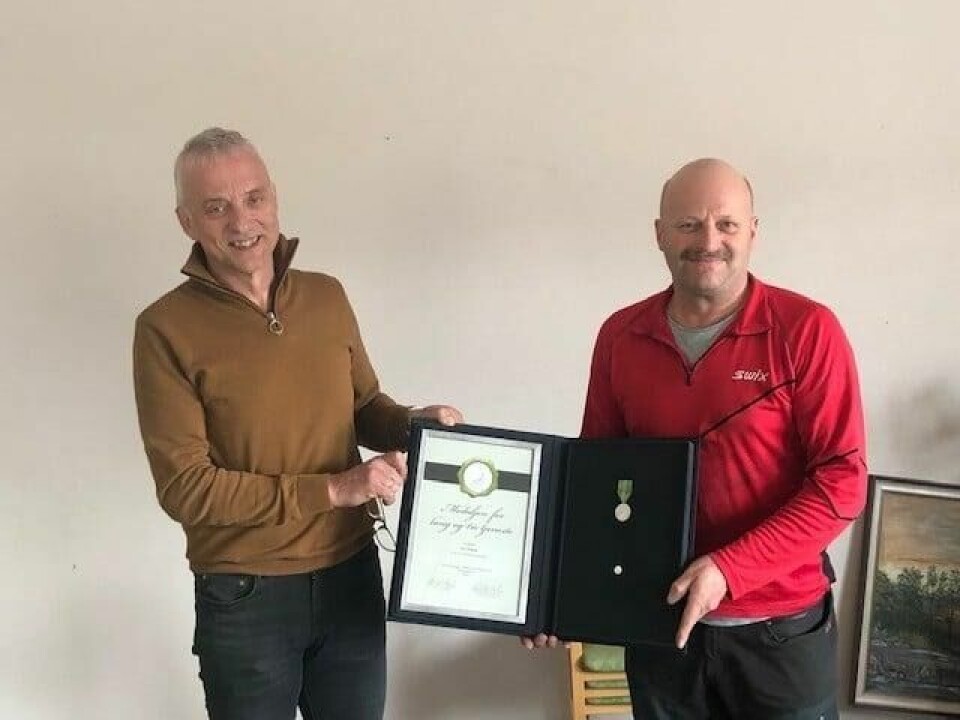 FIKK MEDALJEN. Etter 40 år i tjeneste for Fauske kommune, fikk Roy Helskog (t.h.) overrakt Det kongelige selskap for Norges vels medalje for lang og tro tjeneste fra enhetsleder Frank Zahl. FIKK MEDALJEN. Etter 40 år i tjeneste for Fauske kommune, fikk Roy Helskog (t.h.) overrakt Det kongelige selskap for Norges vels medalje for lang og tro tjeneste fra enhetsleder Frank Zahl. Foto: Fauske kommune