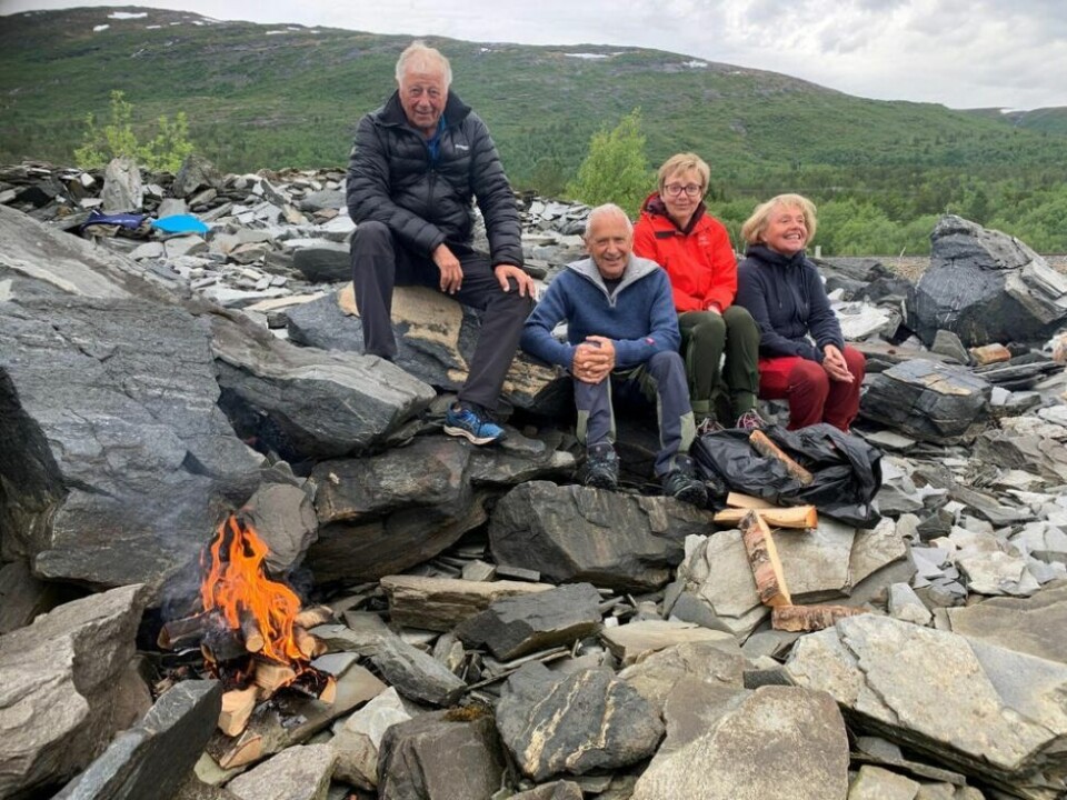 BÅLKOS. Terje Lund, Harry Johansen, Lill Aåse Johansen og Elfrida Johansen hadde tatt turen fra Bordø til Nordvika for å feire Sankthans-aften. BÅLKOS. Terje Lund, Harry Johansen, Lill Aåse Johansen og Elfrida Johansen hadde tatt turen fra Bordø til Nordvika for å feire Sankthans-aften. Foto: Frank Øvrewall