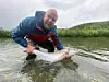 TO LAKS. Andreas Strand var heldig nok til å få to lakser på åpningsdagen i Beiarelva, en på åtte og en på 7,5 kilo. Begge ble tatt på sluk og satt ut igjen. Foto: Fra Scanatura