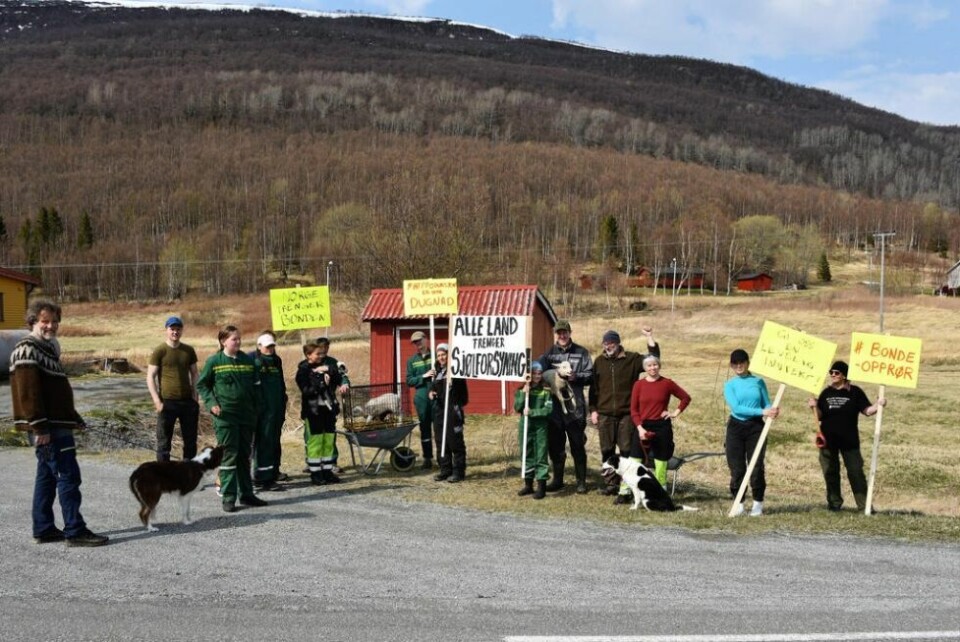 DELTAKERE. Noen av deltakerne i protesttoget samlet ved den nedlagte husflidsbutikken på Sandkolen. DELTAKERE. Noen av deltakerne i protesttoget samlet ved den nedlagte husflidsbutikken på Sandkolen. Foto: Lars Olav Handeland