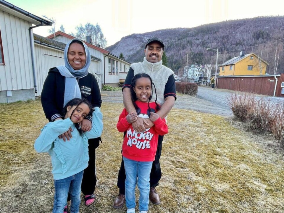 TRIVES PÅ ROGNAN. Ali Hussein, Imira Hassan og døtrene Noor Hussein (9) og Noon Hussein (5) har det veldig godt hjemme i Sandbakkveien på Rognan. - Her skal vi bo for alltid, sier de i kor. TRIVES PÅ ROGNAN. Ali Hussein, Imira Hassan og døtrene Noor Hussein (9) og Noon Hussein (5) har det veldig godt hjemme i Sandbakkveien på Rognan. - Her skal vi bo for alltid, sier de i kor. Foto: Helge Simonsen