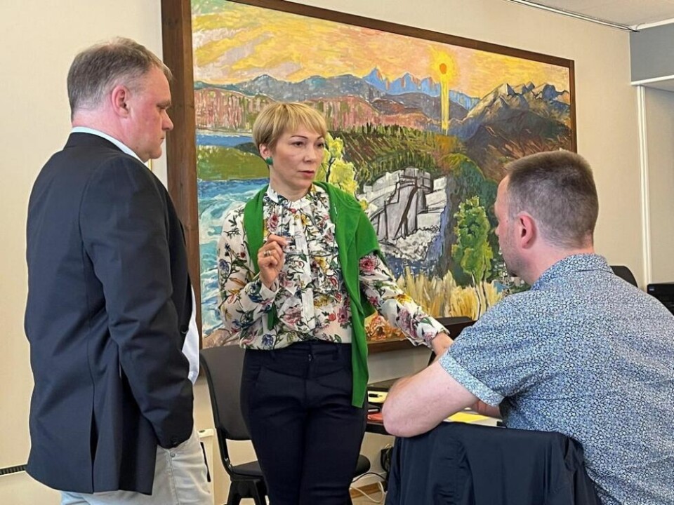 VIL FORSØKE Å FORHANDLE. Ronny Borge (t.h.) foreslo å gå i en dialog med familien Gabrielsen/Bahn for å forhandle om å kjøpe tomta som samfunnshuset står på. Her sammen med Trond Heimtun, kommunalsjef for plan, eiendom og samfunnsutvikling og kommunedirektør Ellen Beate Lundberg. VIL FORSØKE Å FORHANDLE. Ronny Borge (t.h.) foreslo å gå i en dialog med familien Gabrielsen/Bahn for å forhandle om å kjøpe tomta som samfunnshuset står på. Her sammen med Trond Heimtun, kommunalsjef for plan, eiendom og samfunnsutvikling og kommunedirektør Ellen Beate Lundberg. Foto: Helge Simonsen