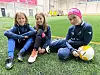 TRIVELIG TRIO. Silje Tønder Vasskog (10), Frida Skog Ranberg (10) og Celina Aanstad (10) synes sommerfotballskolen er skikkelig moro. Foto: Kenneth Strømsvåg