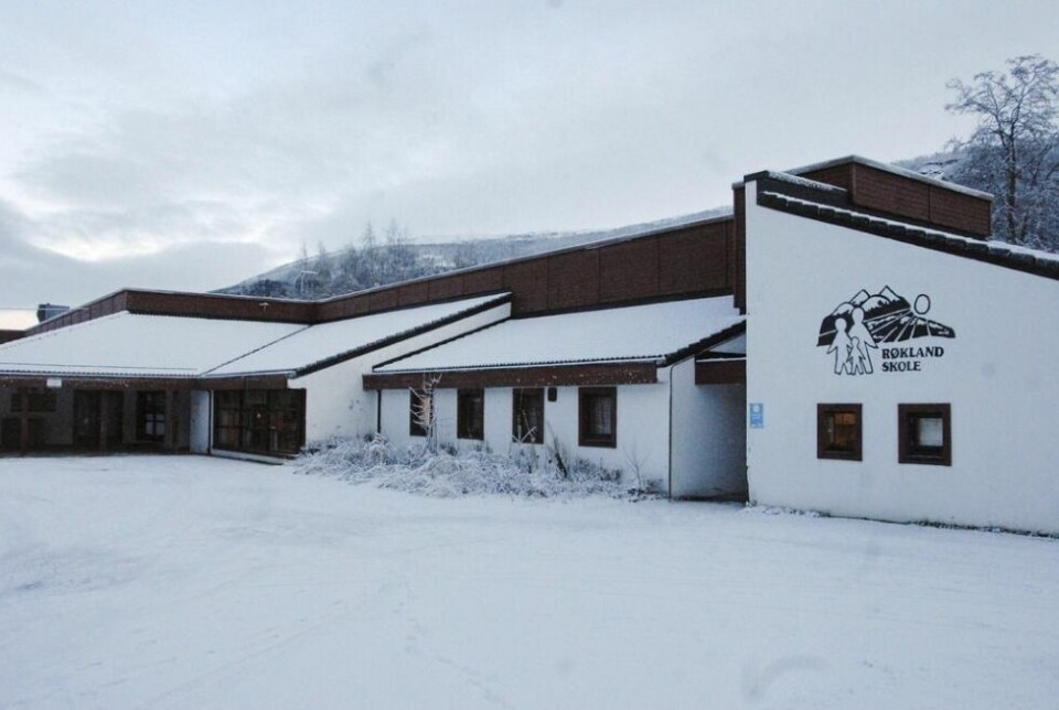 HOLDER STENGT. Røkland skole holder stengt tirsdag etter at et koronautbrudd knyttes til voksenopplæringen ved skolen. HOLDER STENGT. Røkland skole holder stengt tirsdag etter at et koronautbrudd knyttes til voksenopplæringen ved skolen. Foto: Saltenposten