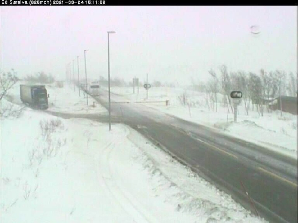 BOM. Ved 14-tiden ble E6 over Saltfjellet åpnet for kolonnekjøring. Her står to vogntog på Sørelva og venter på at kolonnen skal komme over fjellet fra sørs BOM. Ved 14-tiden ble E6 over Saltfjellet åpnet for kolonnekjøring. Her står to vogntog på Sørelva og venter på at kolonnen skal komme over fjellet fra sørs Foto: Webkamera, Statens vegvesen