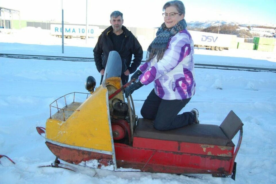 STAS. Det var stor stas da denne snøscooteren, sammen med tre andre, rullet ut fra mekanisk verksted i Sulitjelma i februar 1964. Tove Windstad har tatt vare på scooteren faren bygde. Nå er den i gode hender hos motorentusiast Jan Ole Os. STAS. Det var stor stas da denne snøscooteren, sammen med tre andre, rullet ut fra mekanisk verksted i Sulitjelma i februar 1964. Tove Windstad har tatt vare på scooteren faren bygde. Nå er den i gode hender hos motorentusiast Jan Ole Os. Foto: Stig Bjørnar Karlsen