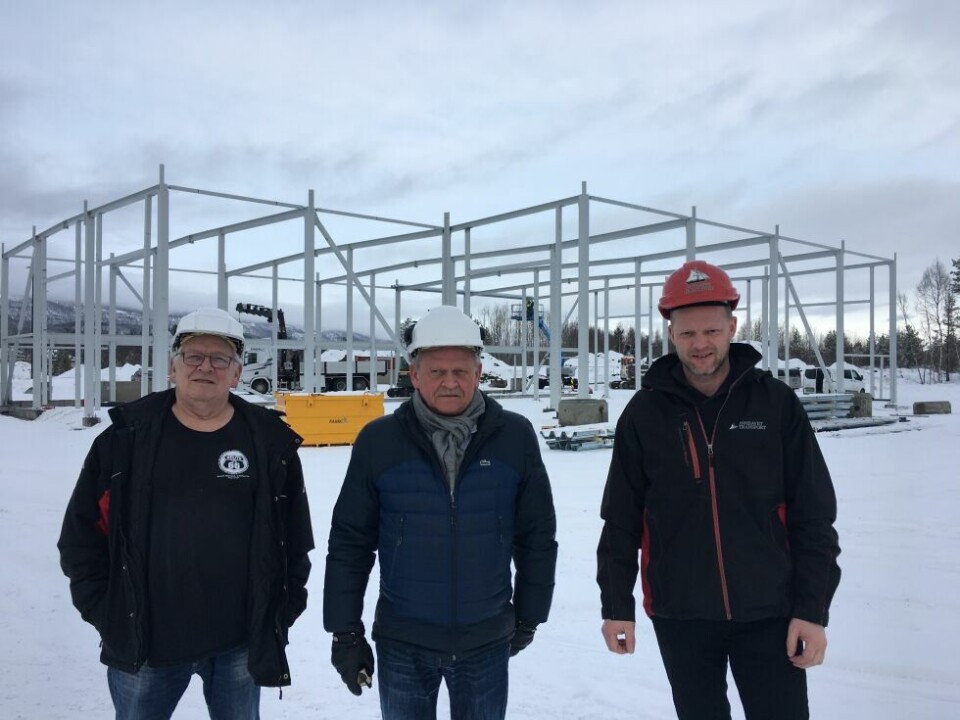STOR SATSING PÅ STORE BILER. Fra venstre Sten Slettmyr, Ken Slettmyr og Sten Hilling foran det som er i ferd med et stort servicebygg for store biler på Fauske. STOR SATSING PÅ STORE BILER. Fra venstre Sten Slettmyr, Ken Slettmyr og Sten Hilling foran det som er i ferd med et stort servicebygg for store biler på Fauske. Foto: Stig Bjørnar Karlsen