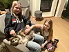 GJENFORENING. Ihne (12) og Helle (10) Aarøe var lykkelige da katten Enya kom hjem igjen etter å ha vært borte i to måneder. De er glade for at hun klarte seg gjennom kuldeperioden uten skader.