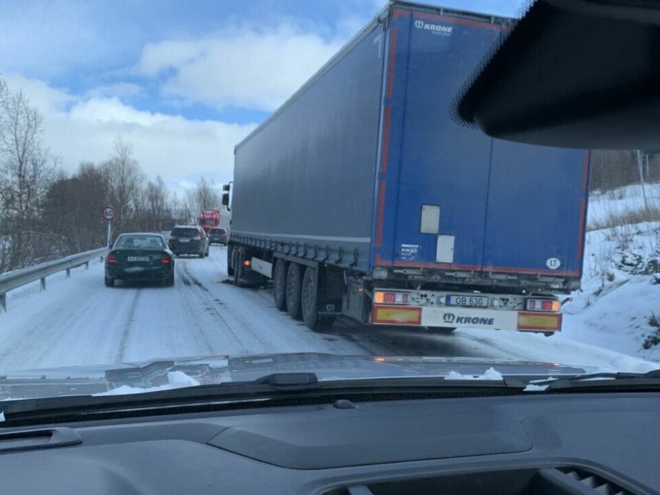 STÅR FAST. Politiet dirigerer trafikken forbi vogntoget på Stamnes. STÅR FAST. Politiet dirigerer trafikken forbi vogntoget på Stamnes. Foto: Leserbilde