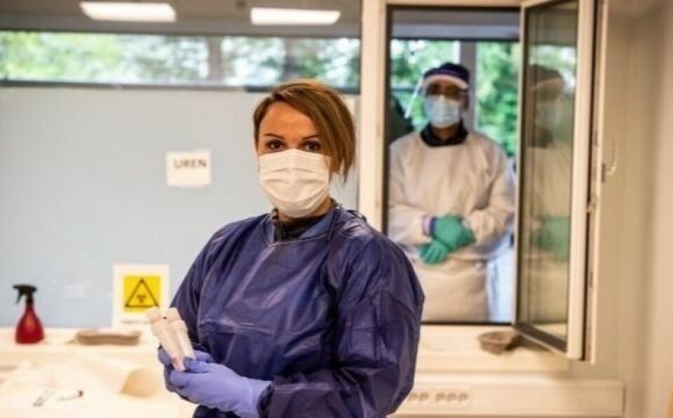 MUNNBIND-BRUK. Nå må folk også her i Salten belage seg på å bruke munnbind i flere situasjoner enn ved testing, som her, hvor Sara Hansen og Wael Mohammad tester folk for korona. Arkivfoto: Tarjei Abelsen MUNNBIND-BRUK. Nå må folk også her i Salten belage seg på å bruke munnbind i flere situasjoner enn ved testing, som her, hvor Sara Hansen og Wael Mohammad tester folk for korona. Arkivfoto: Tarjei Abelsen