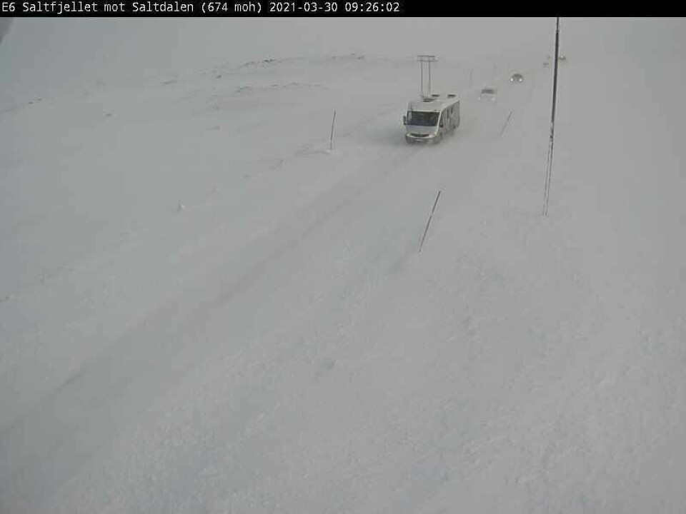 KOLONNEKJØRING. I ni tiden så det slik ut på webkamera plassert på E6 Saltfjellet mot Saltdalen. KOLONNEKJØRING. I ni tiden så det slik ut på webkamera plassert på E6 Saltfjellet mot Saltdalen. Foto: Webkamera Statens vegvesen