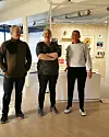 I RØDBRAKKA. Utstillingen ”Visuelle nabolag” som består av både skulpturer, karkitekturskisser, møbler, video, kunsthåndverk, fotomaleri og tekstil er kommet til Fauske bygdetun. Knut Bygdås, håndverker Nordlandsmuseet, avdelingsleder Tove Mette Mæland og teknisk konservator Stephanie Backe har satt den opp. Foto: Ida Beate Otterlei