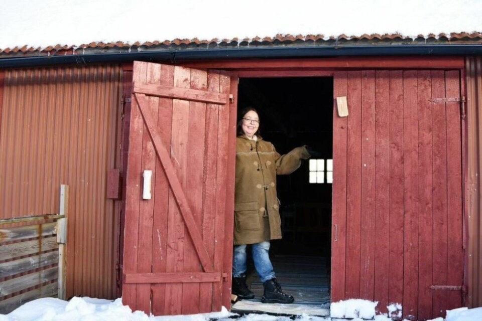 TRIVES PÅ LANDET. Rina Nicolaisen og familien bor i dag på Tverlandet, men trives godt på småbruket de eier på Ljønes. Hun har nå registrert foretaket Almotunet hvor barn og ungdom skal kunne komme på avlastning. TRIVES PÅ LANDET. Rina Nicolaisen og familien bor i dag på Tverlandet, men trives godt på småbruket de eier på Ljønes. Hun har nå registrert foretaket Almotunet hvor barn og ungdom skal kunne komme på avlastning. Foto: Lars Olav Handeland