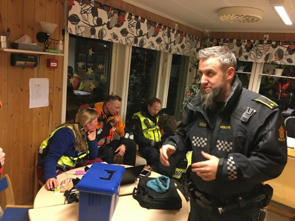 TAKKET. Innsatsleder Thorben Watgård takket søndag kveld de mange frivillige som er med på leteaksjonen etter den savnede i Valnesfjord. TAKKET. Innsatsleder Thorben Watgård takket søndag kveld de mange frivillige som er med på leteaksjonen etter den savnede i Valnesfjord. Foto: Stig Bjørnar Karlsen