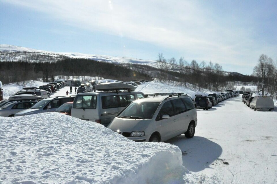 Det er tidvis fullt på p-plassen øverst i Fridal i Valnesfjord i påska. Nå skal det innføres p-avgift på kommunale plasser der og i Sulitjelma. Det er tidvis fullt på p-plassen øverst i Fridal i Valnesfjord i påska. Nå skal det innføres p-avgift på kommunale plasser der og i Sulitjelma. Foto: Sylvia Bredal