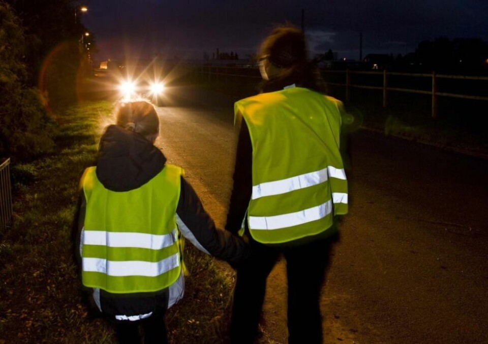 LURT MED REFLEKS. Å ha en såkalt 'refleksdag' på skolen kan være et holdningsskapende tiltak. Nå kan trafikksikkerhetsutvalget i Nordland gi midler til søkere som vil skape gode holdninger i trafikken. LURT MED REFLEKS. Å ha en såkalt 'refleksdag' på skolen kan være et holdningsskapende tiltak. Nå kan trafikksikkerhetsutvalget i Nordland gi midler til søkere som vil skape gode holdninger i trafikken. Foto: Colourbox/Tryg Forsikring