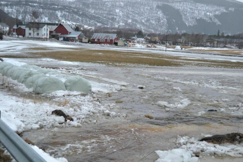 PÅ DYKET MARK. Sideelver til Lakselva i Misvær går over sine bredder og flyter ut over dyrket mark. PÅ DYKET MARK. Sideelver til Lakselva i Misvær går over sine bredder og flyter ut over dyrket mark. Foto: Ole Kristian Andreassen