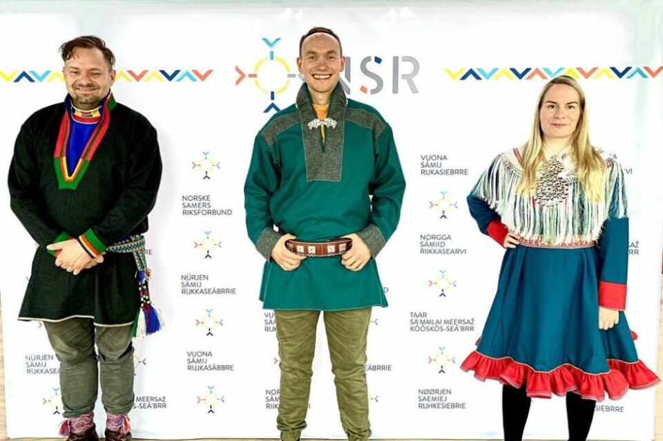 LANDSSTYRE. NSRs landsstyre som foreslår endringene. De ume-, pite- og skoltesamiske navnene på NSR står på veggen bak landsstyret. Fra venstre Vidar Andersen, Runar Sammol Myrnes Balto, Saia Marilena Stueng. LANDSSTYRE. NSRs landsstyre som foreslår endringene. De ume-, pite- og skoltesamiske navnene på NSR står på veggen bak landsstyret. Fra venstre Vidar Andersen, Runar Sammol Myrnes Balto, Saia Marilena Stueng. Foto: Maria Louise Somby