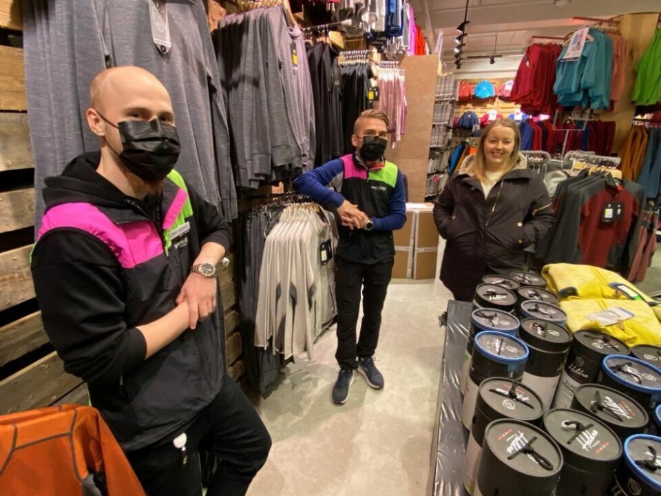 EN NY START. Det har gått et par måneder siden Mathias Fredriksen (t.v.) startet opp med å jobbe hos Remi Skjevik på Sport Outlet på Fauske. Gjennom tiltak med individuell jobbstøtte (IPS), har Mathias god hjelp fra Frida Barstrand Stornes. Han stortirves på butikken, og har gjennom det å jobbe funnet en vei ut av en periode hvor han slet psykisk. EN NY START. Det har gått et par måneder siden Mathias Fredriksen (t.v.) startet opp med å jobbe hos Remi Skjevik på Sport Outlet på Fauske. Gjennom tiltak med individuell jobbstøtte (IPS), har Mathias god hjelp fra Frida Barstrand Stornes. Han stortirves på butikken, og har gjennom det å jobbe funnet en vei ut av en periode hvor han slet psykisk. Foto: Helge Simonsen