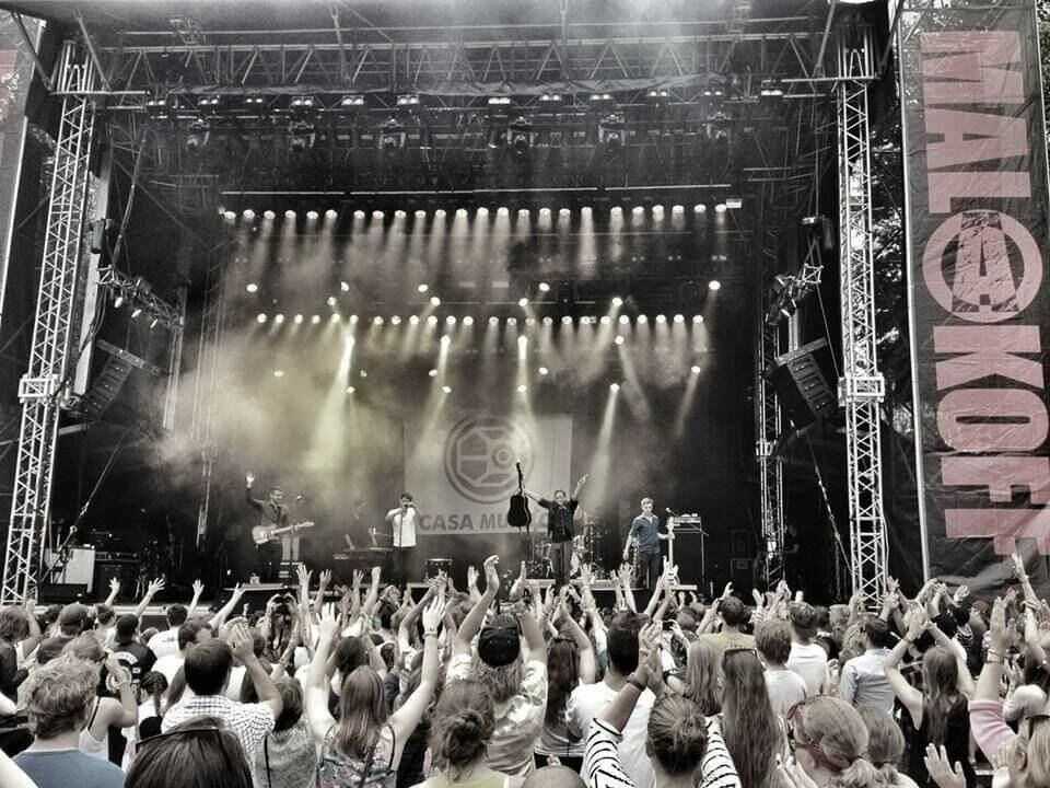 HEADLINERE. Med Casa Murilo har Chris spilt på flere ulike store festivaler, her på Malakoff-festivalen. HEADLINERE. Med Casa Murilo har Chris spilt på flere ulike store festivaler, her på Malakoff-festivalen.
