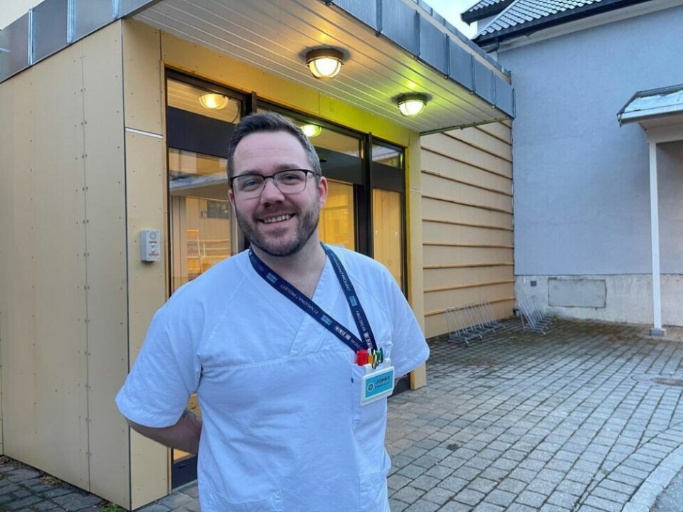 FORSIKTIGHET. Sykepleier Jonas Næstby Eilertsen har testet seg tre ganger uten å ha korona. Han tester seg heller en gang for mye. FORSIKTIGHET. Sykepleier Jonas Næstby Eilertsen har testet seg tre ganger uten å ha korona. Han tester seg heller en gang for mye. Foto: Helge Simonsen