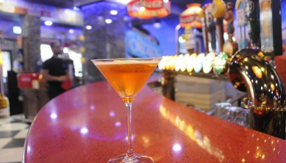 ÅPNER OPP. Orlando bar og grill er ett av spisestedene som natt til fredag mest sannsynlig kan åpne opp for alkoholservering fram til midnatt. ÅPNER OPP. Orlando bar og grill er ett av spisestedene som natt til fredag mest sannsynlig kan åpne opp for alkoholservering fram til midnatt. Foto: Maria Edvardsen