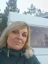 KULE I CAMPINGVOGN. Mette Storjord foran campingvogna ved Junkerdal Turistsenter. For to uker siden oppdaget hun at det lå ei geværkule i senga. Ført ida fikk hun forklaringen på hvor kule kom fra. Foto: -