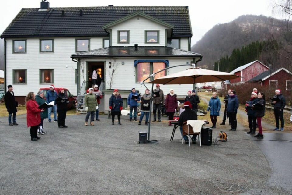 KONSERT. Misvær Sangerlag holdt adventskonsert i Misvær på lørdag. Stemningen var god i lett yr. KONSERT. Misvær Sangerlag holdt adventskonsert i Misvær på lørdag. Stemningen var god i lett yr. Foto: Lars Olav Handeland
