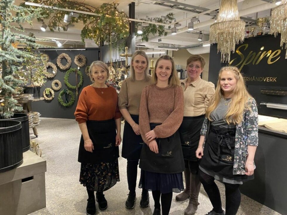 NYÅPNING. Spire blomsterbutikk har tatt i bruk sine nye lokaler på Amfi-senteret. De ansatte er fra venstre Inger Haugberg, Kristine Sjø, Karina Haugberg, Gitte Dahl og Cathrine Johansen. Begge foto: Maria EdvardsenNATUR. Greiner, kranser og mose gir en følelse av å komme inn i en blomstrende skog med spirende julestemning. NYÅPNING. Spire blomsterbutikk har tatt i bruk sine nye lokaler på Amfi-senteret. De ansatte er fra venstre Inger Haugberg, Kristine Sjø, Karina Haugberg, Gitte Dahl og Cathrine Johansen. Begge foto: Maria Edvardsen