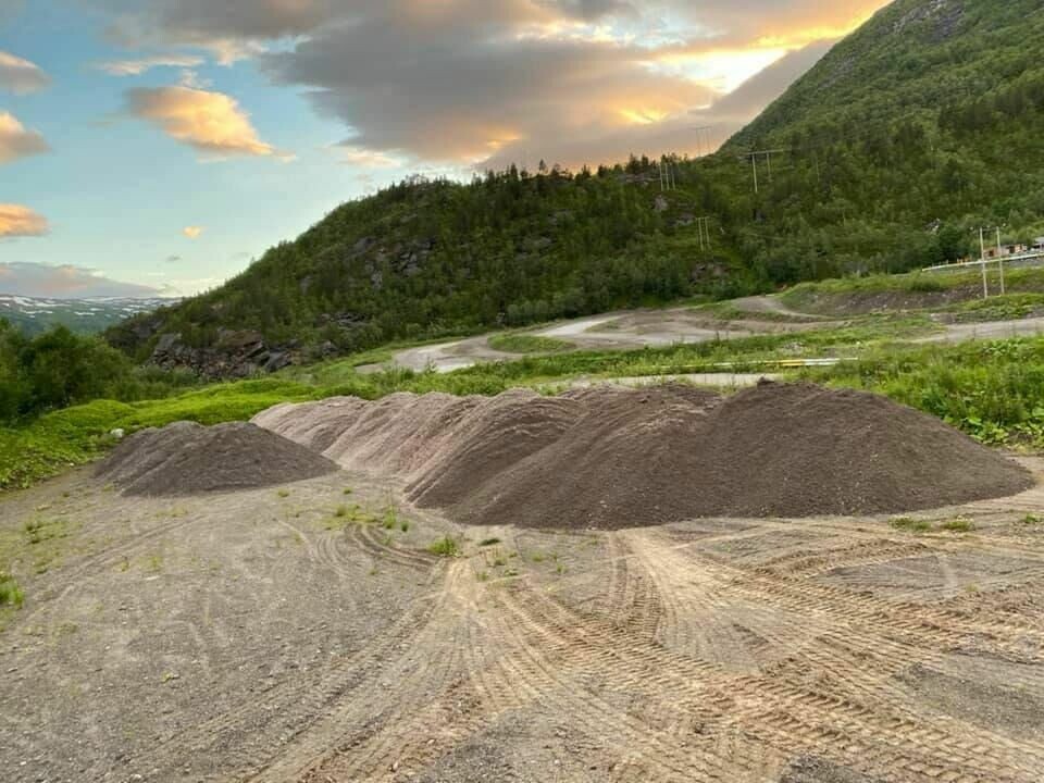 MANGE LASS: Det ble nesten fraktet hele 300 tonn med masse som skal brukes i forbindelse med utvidelse av motocrossbanen i Dråvika. MANGE LASS: Det ble nesten fraktet hele 300 tonn med masse som skal brukes i forbindelse med utvidelse av motocrossbanen i Dråvika. Foto: Terje Mohus