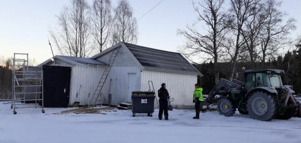BEDRING. Kirkegårdsarbeiderne har skiftet taket på bygget de disponerer i Røsvikdalen. Bildet er tatt 28/1, og da var det bare noen sidebord som manglet. BEDRING. Kirkegårdsarbeiderne har skiftet taket på bygget de disponerer i Røsvikdalen. Bildet er tatt 28/1, og da var det bare noen sidebord som manglet. Foto: Beate Breivik