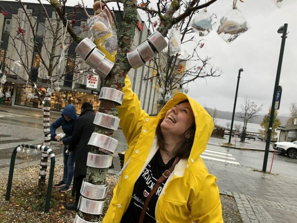 SYNLIGHETSFRUKT. Lena Holmstrøm henger opp reflekser på et tre i Fauske sentrum, og her er det oppfordring om å komme og forsyne seg. Begge foto: Gull H. PedersenVÆRE SYNLIG. Denne gjengen frontet refleksen i Fauske sentrum, fra venstre Mariell Skogen, foreldrestøttekoordinator, Reidunn B. Storli, ledende helsesøster, Liss-Ane Simonsen, arealplanlegger, Lena Holmstrøm, folkehelserådgiver, Silje Fisktjønnmo fra fylkeskommunen og Kari Vassbotn, regionleder Trygg Trafikk Nordland. SYNLIGHETSFRUKT. Lena Holmstrøm henger opp reflekser på et tre i Fauske sentrum, og her er det oppfordring om å komme og forsyne seg. Begge foto: Gull H. Pedersen