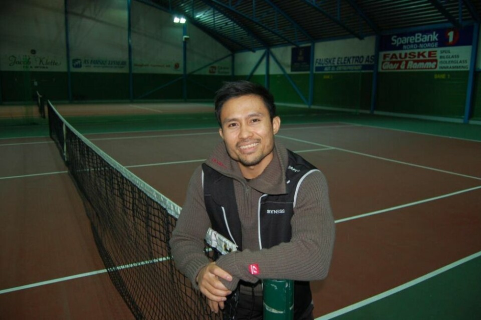 GOD PLASS. I tennishallen er det god plass for ungdom til å trene med egen kroppsvekt med Marriel Dionaldo som trener. GOD PLASS. I tennishallen er det god plass for ungdom til å trene med egen kroppsvekt med Marriel Dionaldo som trener. Foto: Stig Bjørnar Karlsen