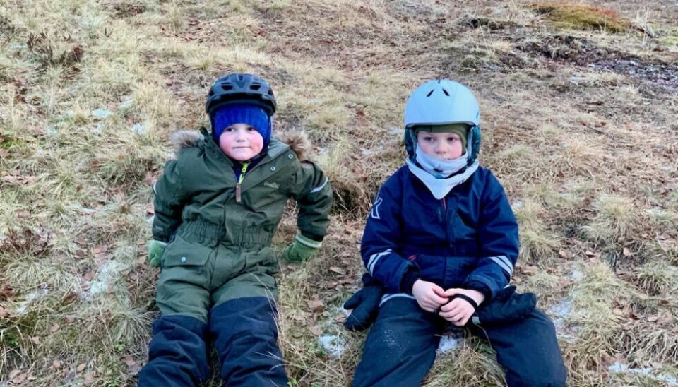 PÅ TUR. Luca Veel Hunstad og Sigve Hunstad gjorde et spesielt funn da de var på skøytetur på Storvannet i Tverrå. PÅ TUR. Luca Veel Hunstad og Sigve Hunstad gjorde et spesielt funn da de var på skøytetur på Storvannet i Tverrå. Foto: Jostein Hunstad