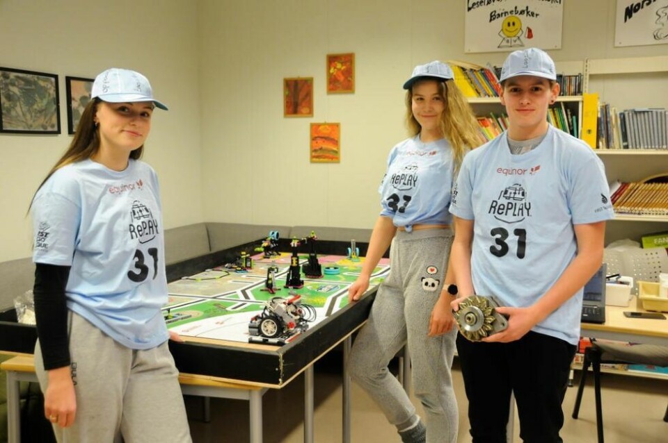 GJORDE DET BRA. Lovise Watne Carlsen, Kristian Ingvaldsen og Ronja Kristensen skulle delta på First Lego League-turneringen på Tverlandet, men den ble avlyst. Derfor filmet de robotkjøringen og ble champions i den digitale Salten-turneringen. GJORDE DET BRA. Lovise Watne Carlsen, Kristian Ingvaldsen og Ronja Kristensen skulle delta på First Lego League-turneringen på Tverlandet, men den ble avlyst. Derfor filmet de robotkjøringen og ble champions i den digitale Salten-turneringen. Foto: Maria Edvardsen