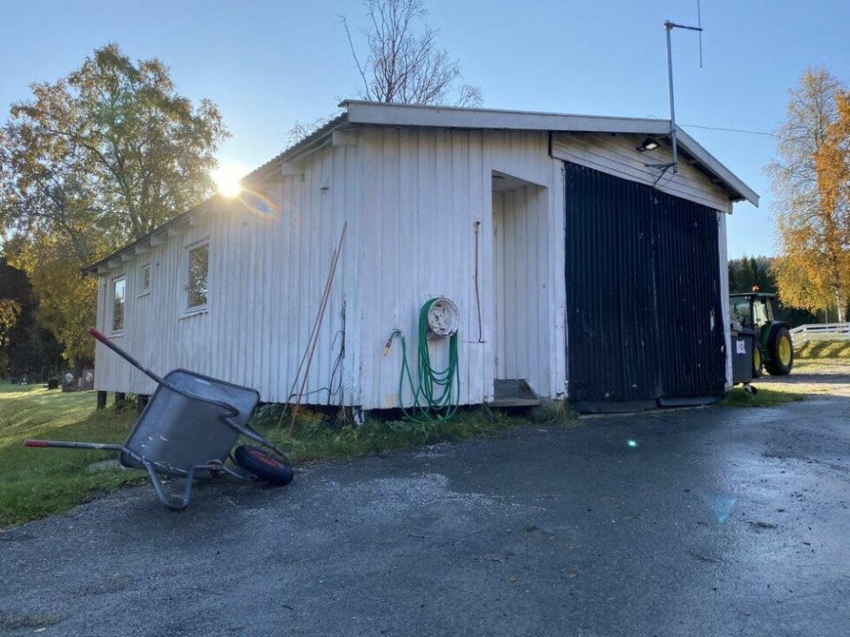 DÅRLIG STAND. Bygget som kirkegårdsarbeiderne disponerer i Røsvik er i særdeles dårlig stand. Deler av bygget er satt opp på påler, og vannet fryser hver vinter. DÅRLIG STAND. Bygget som kirkegårdsarbeiderne disponerer i Røsvik er i særdeles dårlig stand. Deler av bygget er satt opp på påler, og vannet fryser hver vinter. Foto: Eva S. Winther